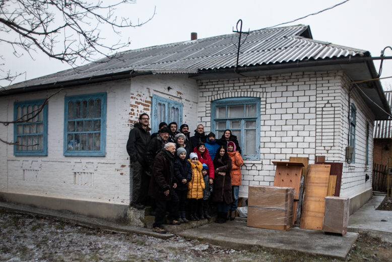 Щаслива сімʼя навпроти їх нового дому: База ЮА зробили це реальністю. © Олександр Зентнер