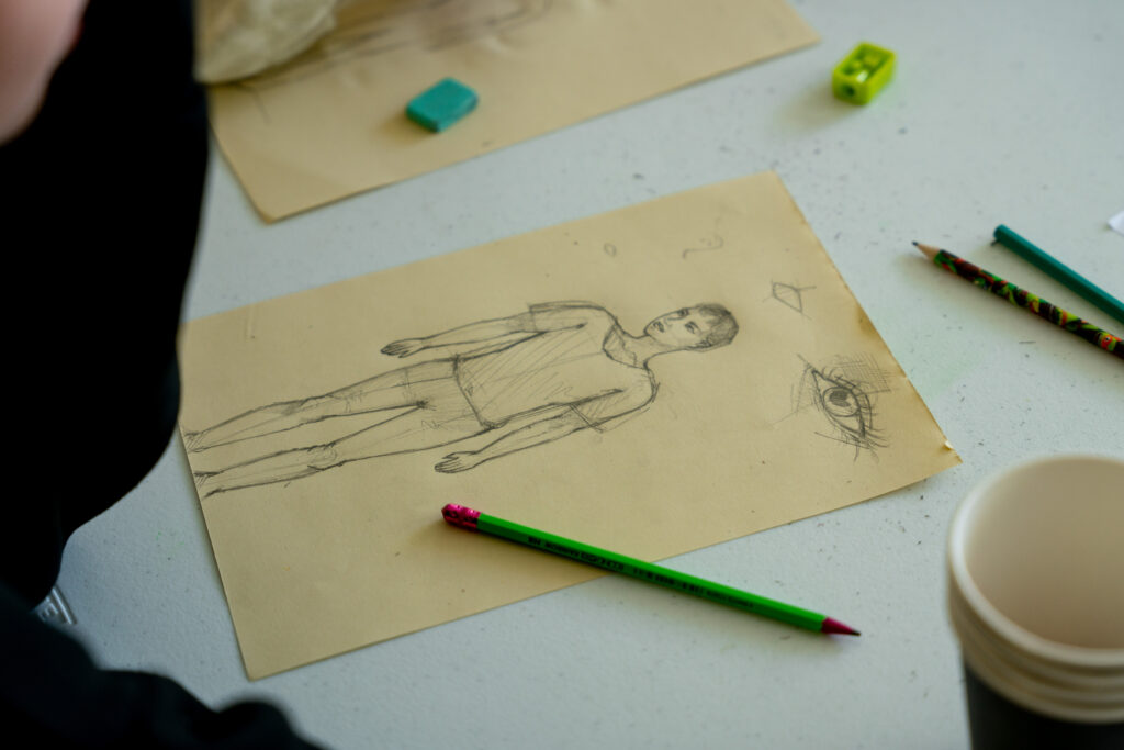 Drawing and painting during an art event near Kramatorsk, Ukraine. The war has been going on for more than a year, and there are still many children living in the embattled areas. © Медісон Тафф