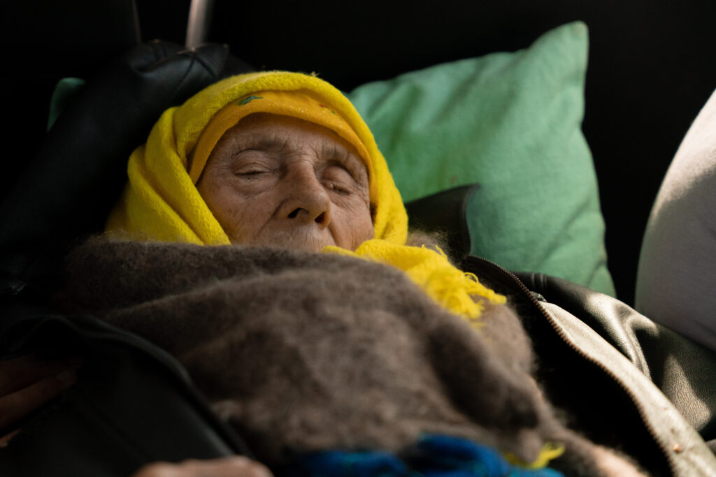 Base UA evakuierte die 94 Jahre alte Zinaida aus der Donetsk Region. © Madison Tuff