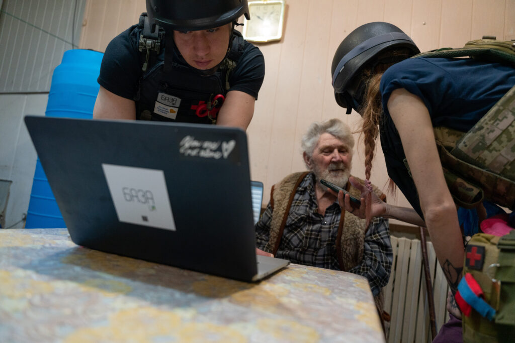 Unser Team organisiert eine Online Sprechstunde für einen alten Mann in Siversk. © Madison Tuff