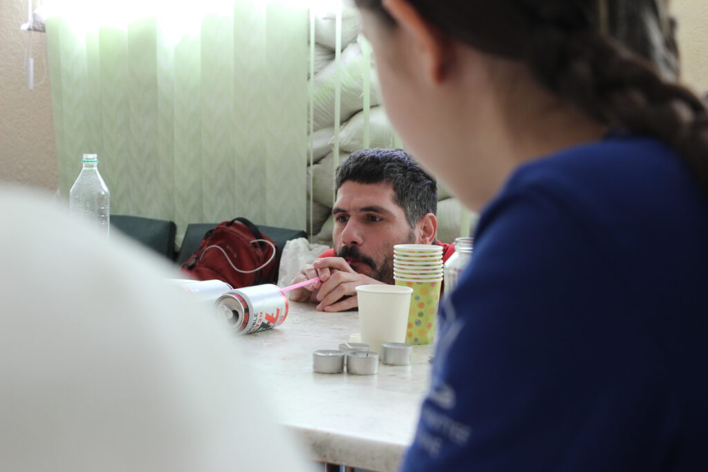 Our team member Ori shows the kids some experiments during a science class about air. © Joana Rettig