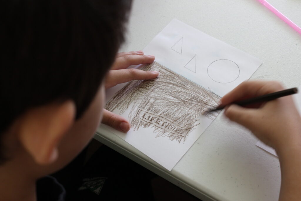 Kids are painting their paper that will be crafted into a flying object. © Joana Rettig