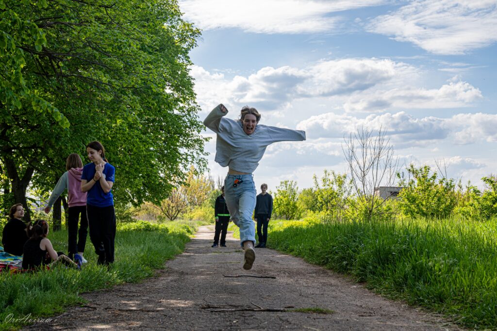 Team lead Sasha during a pick nick she organized for children in Donetsk region. © Ori Aviram