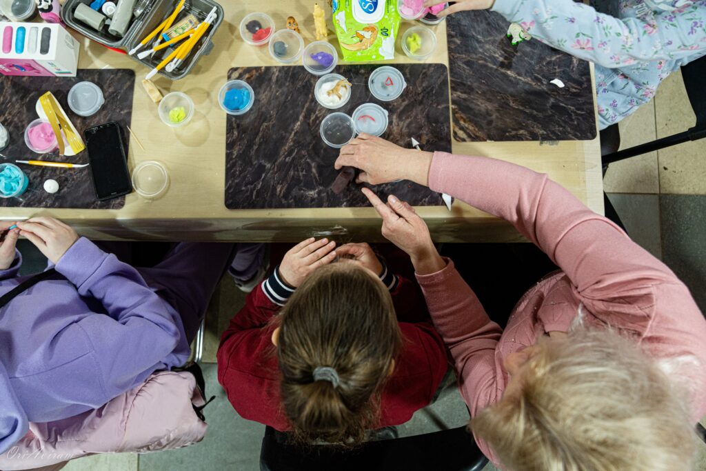 Painting and drawing as a shared activity: Children in Donetsk region need to be around others to grow in a healthy way. Spaß, während einer Wissenschaftsstunde, macht alles einfacher, zu verstehen. © Ori Aviram