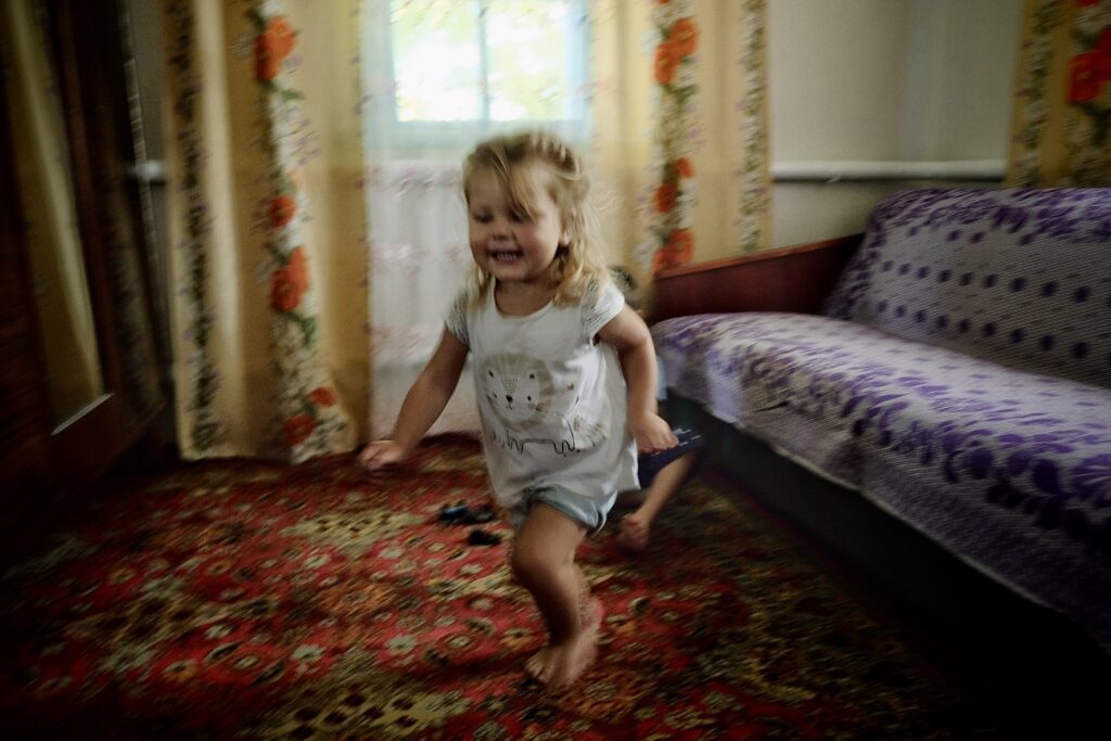Мая щасливо бігає у своїй новій кімнаті. © Ксенія Томчик
