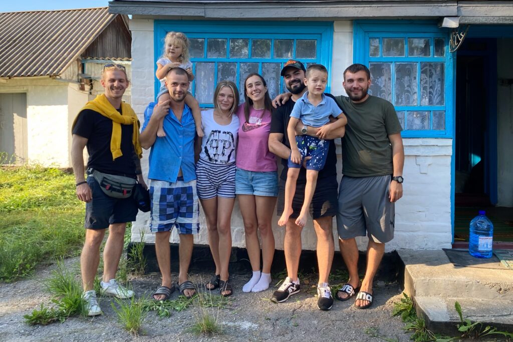 Ein Teil des Base UA-Teams, das die Familie Davydenko in ihr neues Zuhause gebracht hat. © Kseniia Tomchyk
