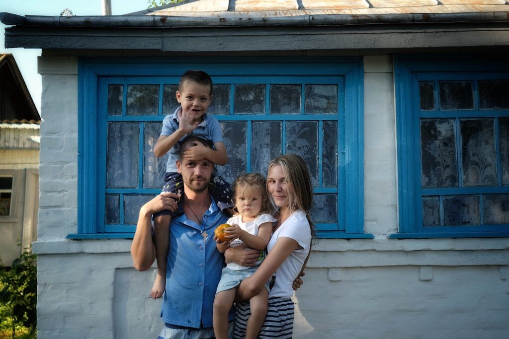 Happy Family in front of their new home: Base UA made it happen. © Alexander Zehntner