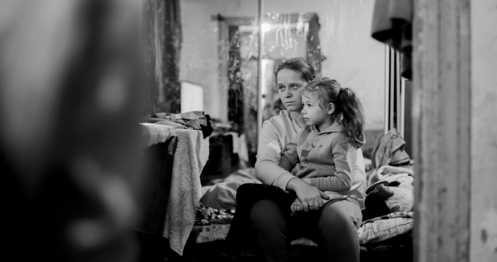 Polina and her mother Sofia in their house in Kurakhove. © Anton Yaremchuk