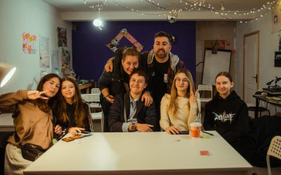 Шоу серед буднів війни: італійський фокусник подарував свято дітям Донбасу
